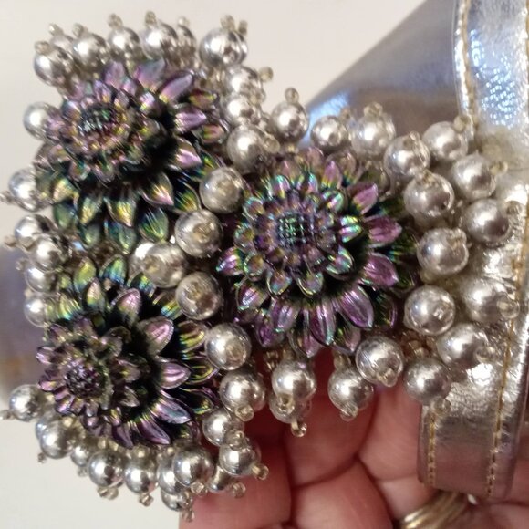 Vagabond Silver Irridescent Floral Beaded Sandals size 7 Mod VTG 60s Round Heels - Picture 9 of 11